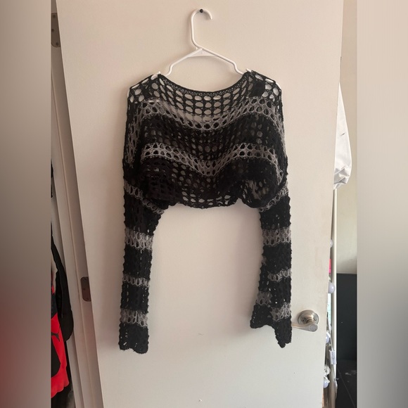 Black and grey shoulder sweater - Picture 2 of 3